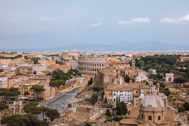 Vue panoramique de la ville de Rome avec forum romain et Colisée du monument Vittorio Emanuele II également connu sous le nom de Vittoriano. Journée ensoleillée d'été et ciel bleu dramatique