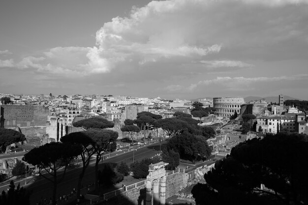 Vue panoramique de la ville de Rome avec forum romain et Colisée du monument Vittorio Emanuele II également connu sous le nom de Vittoriano. Journée ensoleillée d'été et ciel bleu dramatique