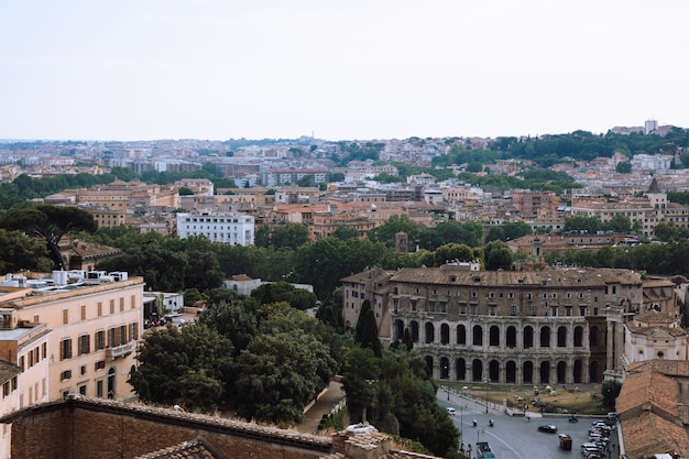 Vue panoramique sur la ville de Rome avec forum romain et théâtre de Marcellus (Teatro Marcello) est un ancien théâtre en plein air à Rome