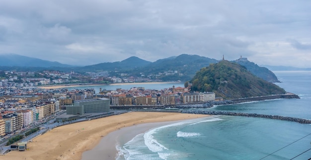 Vue panoramique sur la ville de San Sebastian depuis le mont Ulia Gipuzkoa Pays Basque