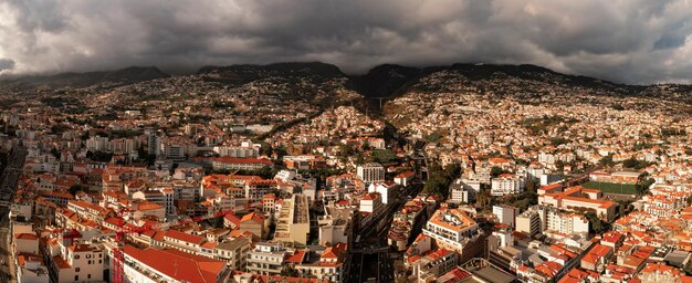 Vue panoramique de la ville sous un ciel nuageux