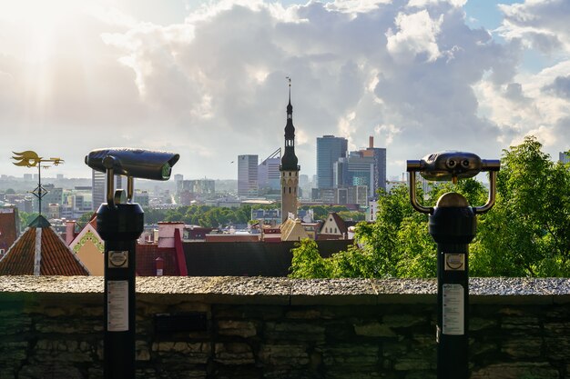 Photo vue panoramique sur la ville de tallinn au coucher du soleil depuis le point de vue sur la colline.