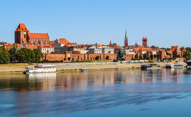 Vue panoramique sur la ville de torun et la rivière wisla vistula en été pologne journée ensoleillée