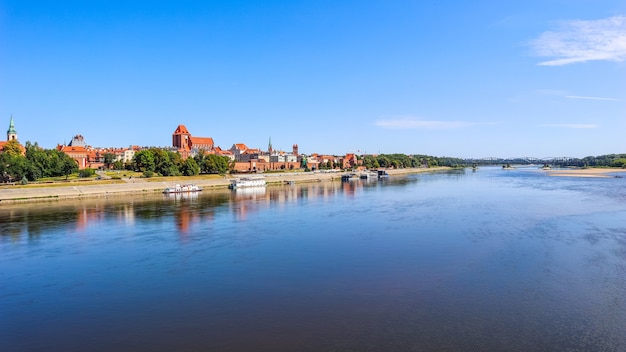 Vue panoramique sur la ville de torun et la rivière wisla vistula avec ponts pologne été