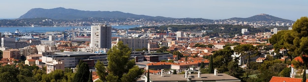 Une vue panoramique sur la ville de Toulon depuis une colline appelée le mont Faron