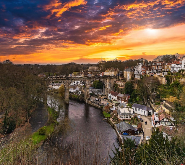 Vue panoramique de la ville d'York avec des maisons, un pont et une rivière