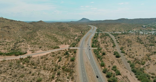 Vue panoramique un voyage à grande vitesse à travers le désert de l'Arizona jusqu'aux montagnes lointaines