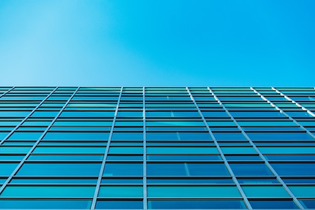 Photo vue panoramique et vue en perspective de dessous de gratte-ciel en verre bleu en acier, concept d'entreprise d'architecture industrielle réussie