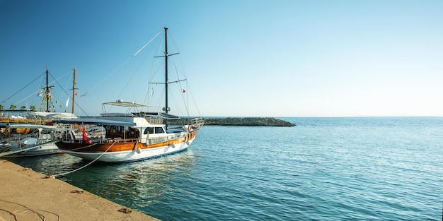 Vue panoramique sur les yachts dans le port de la station balnéaire Side Turkey Banner with copy space