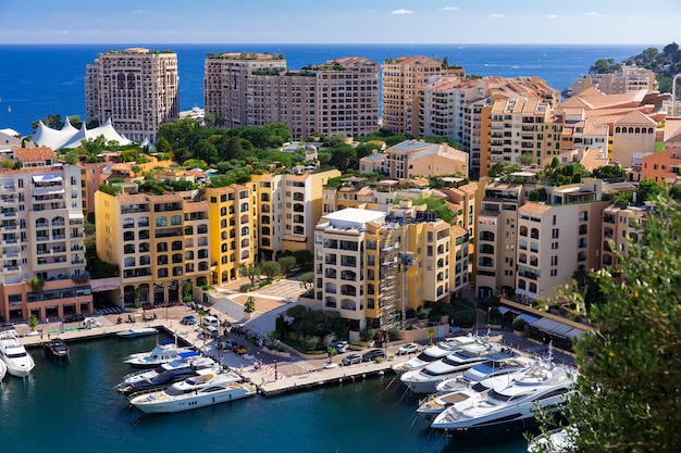 Vue panoramique sur les yachts de luxe et les appartements du centre-ville et du port de Monte Carlo, Côte d'Azur, Monaco, Côte d'Azur.