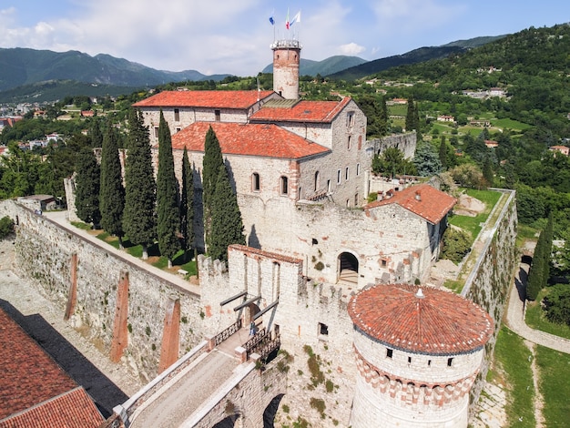 Vue par drone du complexe architectural du château de la ville de Brescia. Lombardie, Italie