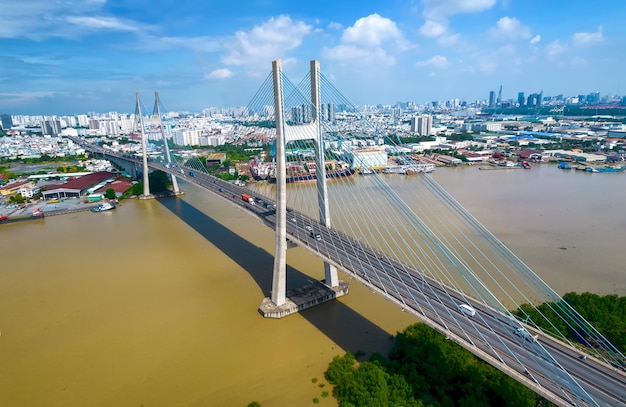 Vue par drone du pont Phu My à Ho Chi Minh-Ville, Vietnam. C'est le plus grand pont