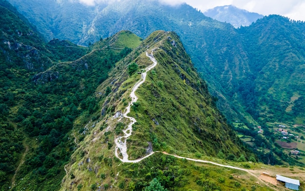 Vue par drone du sentier de randonnée sur la colline de Kavre au Népal
