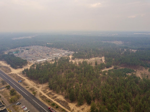 Vue par drone de la fumée flotte au-dessus de la petite ville d'Ukraine