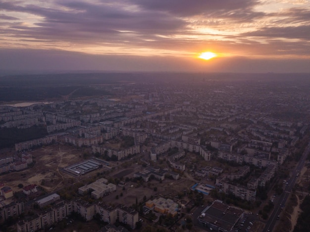 Vue par drone de la fumée flotte au-dessus de la petite ville d'Ukraine