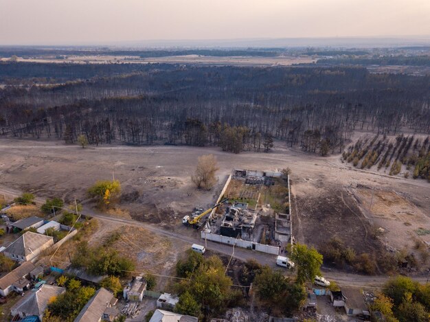 Vue par drone des maisons détruites après l'incendie en Ukraine