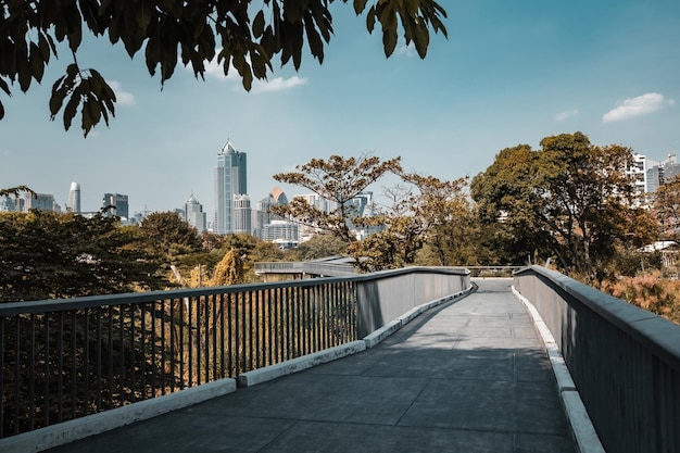 Vue sur le parc Benchakitti avec lac et gratte-ciel dans la ville de Bangkok en Thaïlande