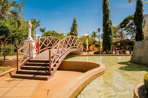 Vue d'un parc calme avec un petit pont en bois au-dessus d'une fontaine d'eau Parc central de Nagarote