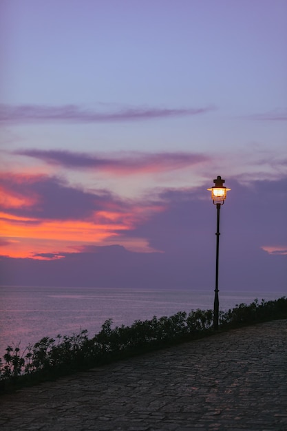 Vue sur le parc avec des lampes de lumières de la ville mer sur fond dans la ville de rovinj en croatie