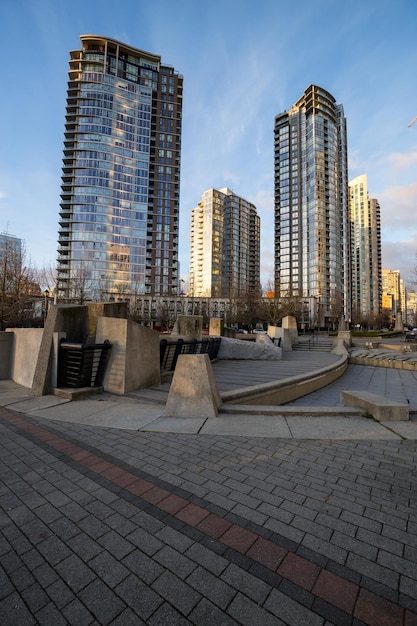 Vue sur le parc de la ville avec des bâtiments en arrière-plan