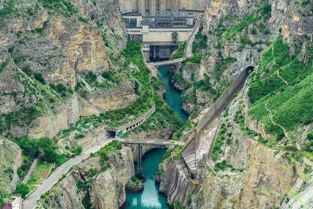 Vue de la partie basse du barrage-voûte avec déversoir dans le canyon