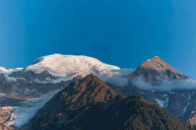 Vue de la partie du massif du MontBlanc dans la lumière du coucher du soleil du soir ChamonixMontBlanc France