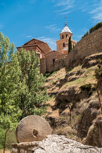 Vue d'une partie du village d'albarracin depuis la promenade fluviale