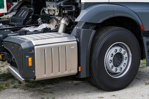 Vue de la partie moteur d'un camion semi