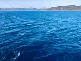 Photo vue de la partie sud de l'île d'eubée eubée depuis le ferry en grèce