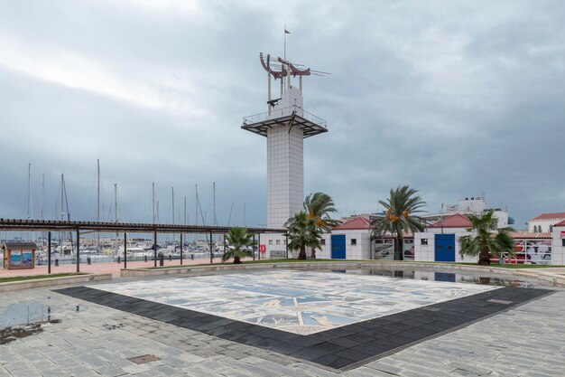 Vue partielle du grau de la mosaïque de Castellon de la Plana au premier plan et de la promenade du port avec la tour rectangulaire Espagne