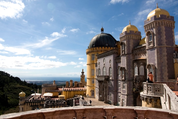 Photo vue partielle du magnifique palais de pena situé sur le parc national de sintra à lisbonne, au portugal.