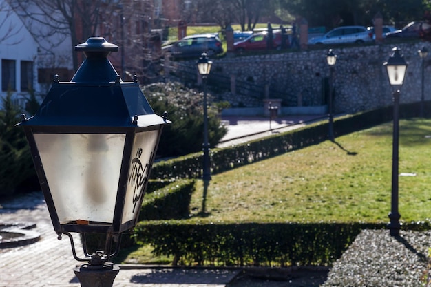 Vue partielle d'un parc avec plusieurs lampadaires