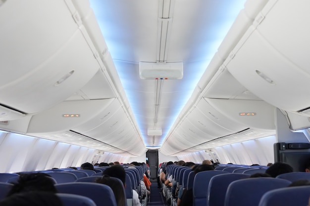 Photo vue des passagers sur les sièges à l'intérieur de l'avion