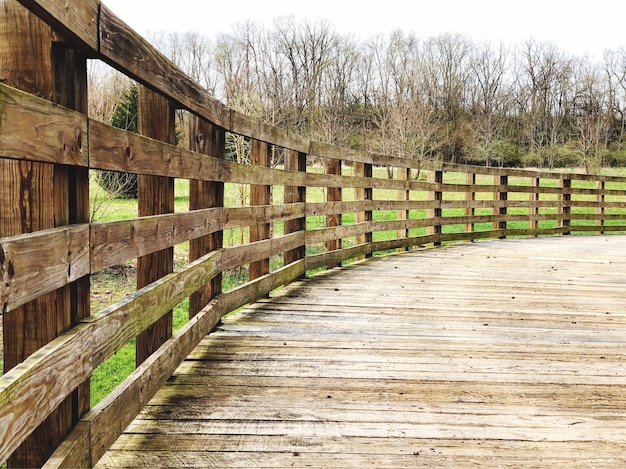 Vue de la passerelle en bois contre le ciel