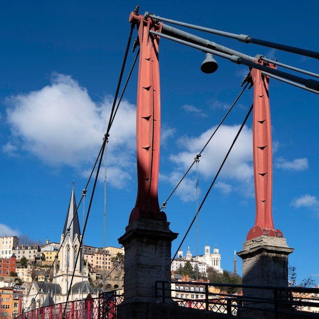 Vue de la passerelle rouge sur la Saône à Lyon