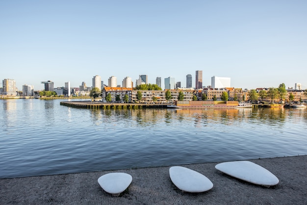 Vue paysage au bord de la rivière avec de beaux bâtiments pendant la matinée dans la ville de Rotterdam