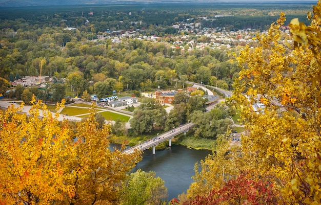 Vue de paysage d'automne de la ville d'une taille la ville Svjat