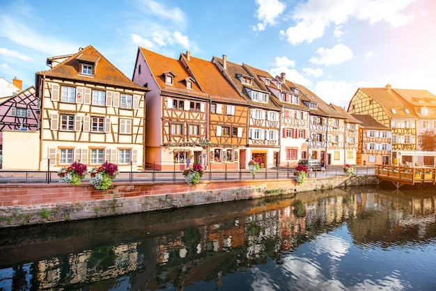 Vue paysage sur les beaux bâtiments colorés sur le canal d'eau dans la célèbre ville touristique de Colmar en Alsace, France