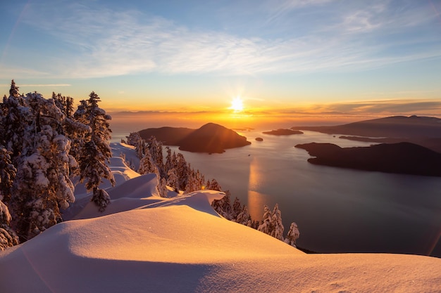 Vue de paysage canadien pendant un coucher du soleil coloré d'hiver