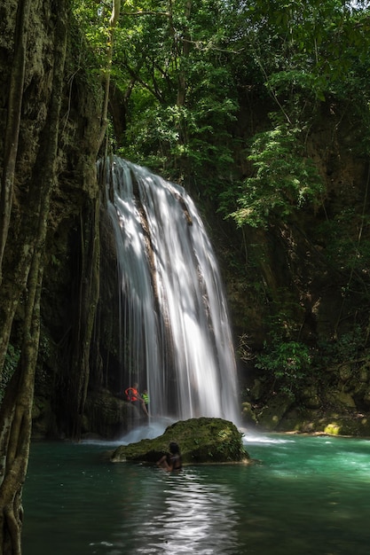 Vue paysage de la cascade d'Erawan kanchanaburi thaïlande