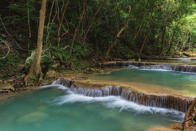 Vue paysage de la cascade d'Erawan kanchanaburi thaïlande