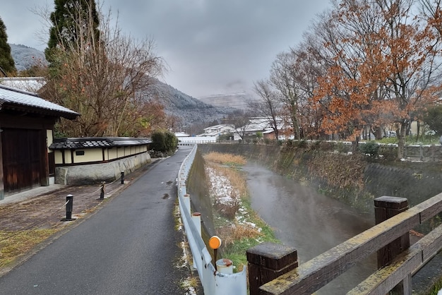 Vue sur le paysage du village de Yufuin en hiver après la chute de neige