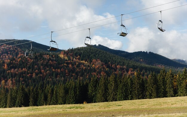 Vue de paysage de forêt sauvage verte aux montagnes des Carpates avec le téléphérique vide. Belle station de ski. Concept de nature et de voyage.