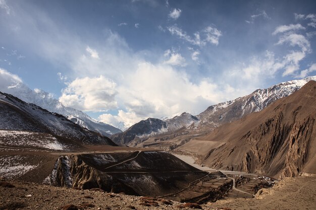 Vue paysage de grandes montagnes enneigées de l'Himalaya au Népal Everest