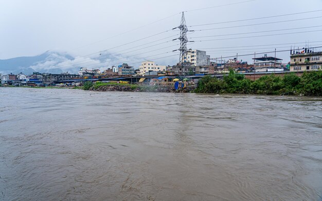 Vue paysage des inondations de la rivière Bagmati par la mousson à Katmandou Népal