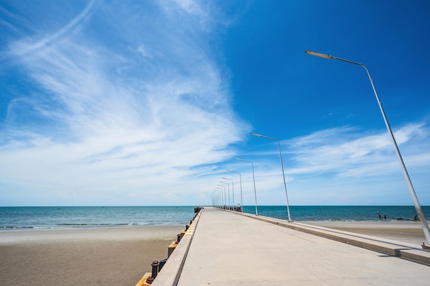 Vue paysage de la jetée de pêche de Hua Hin avec un horizon sans fin à Prachuap Khiri Khan en Thaïlande