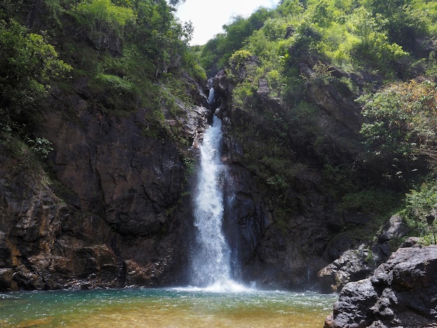 Photo vue paysage de jokkradin waterfall kanchanaburi thaïlande