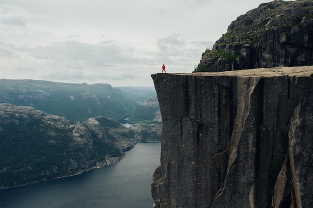 Vue paysage d'une journée d'été avec un touriste dans les montagnes