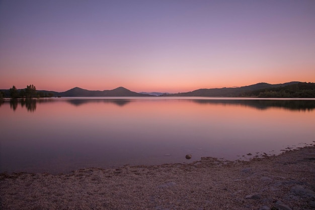 vue paysage d'un lac à la campagne sous la lumière du coucher du soleil