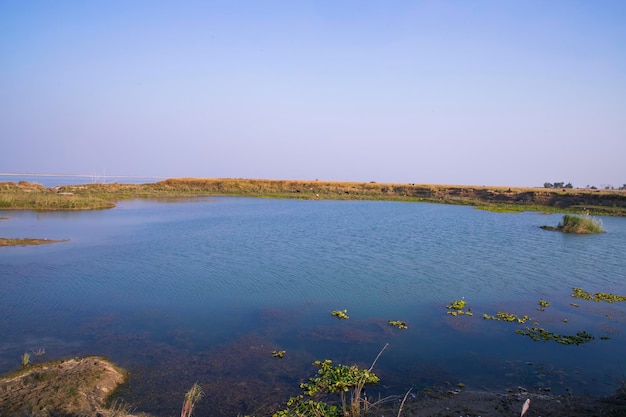 Vue de paysage de lac d'eau bleue cristalline à proximité de la rivière Padma au Bangladesh